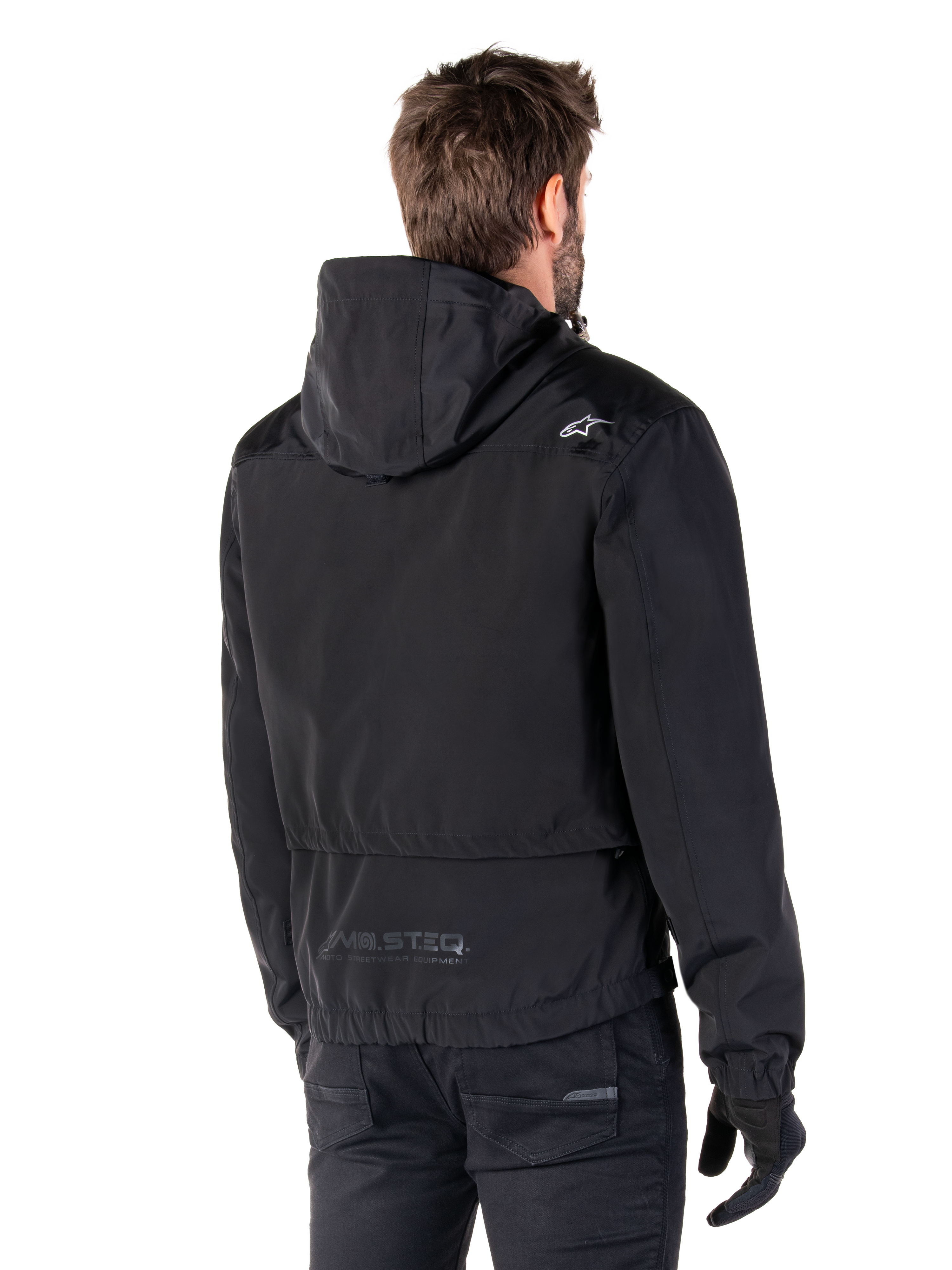 Alpinestars Mootant Waterproof Parka, giacca da moto nera, vista posteriore con design con cappuccio, logo bianco sulla spalla e marchio riflettente MO.ST.EQ. sulla parte bassa della schiena, abbigliamento tecnico urban contemporary