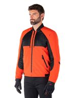Alpinestars Mootant Waterproof Parka in Spicy Orange e nero, giacca da moto modulare mostrata nella sua configurazione bomber, presenta pannelli in mesh nero e tessuto arancione, abbigliamento tecnico urbano contemporaneo indossato con guanti neri