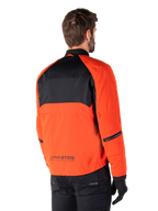 Vista posteriore di un pilota che indossa il Parka Alpinestars Mootant Waterproof in Spicy Orange e nero, caratterizzato da un pannello posteriore superiore in mesh nero e marchio riflettente MO.ST.EQ., giacca da moto moderna in stile utilitario.
