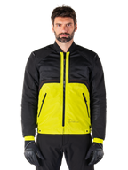 Mootant Waterproof Parka, giacca da moto modulare, Lime Punch e nero, indossata da un modello con guanti e pantaloni neri, caratterizzata da una parte inferiore giallo vibrante e busto superiore e maniche in nero, design utilitaristico per la guida in ogni condizione atmosferica