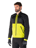Alpinestars Mootant Waterproof Parka in Lime Punch Black, giacca da moto modulare con parte superiore in rete nera e parte inferiore verde lime vivace, indossata da un motociclista con guanti e pantaloni neri, stile di guida urbano contemporaneo