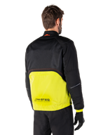 Alpinestars Mootant Waterproof Parka, giacca da moto, Lime Punch e nero, vista posteriore con parte superiore in rete nera e sezione inferiore verde lime brillante, marchio MO.ST.EQ., indossata con pantaloni e guanti da moto neri