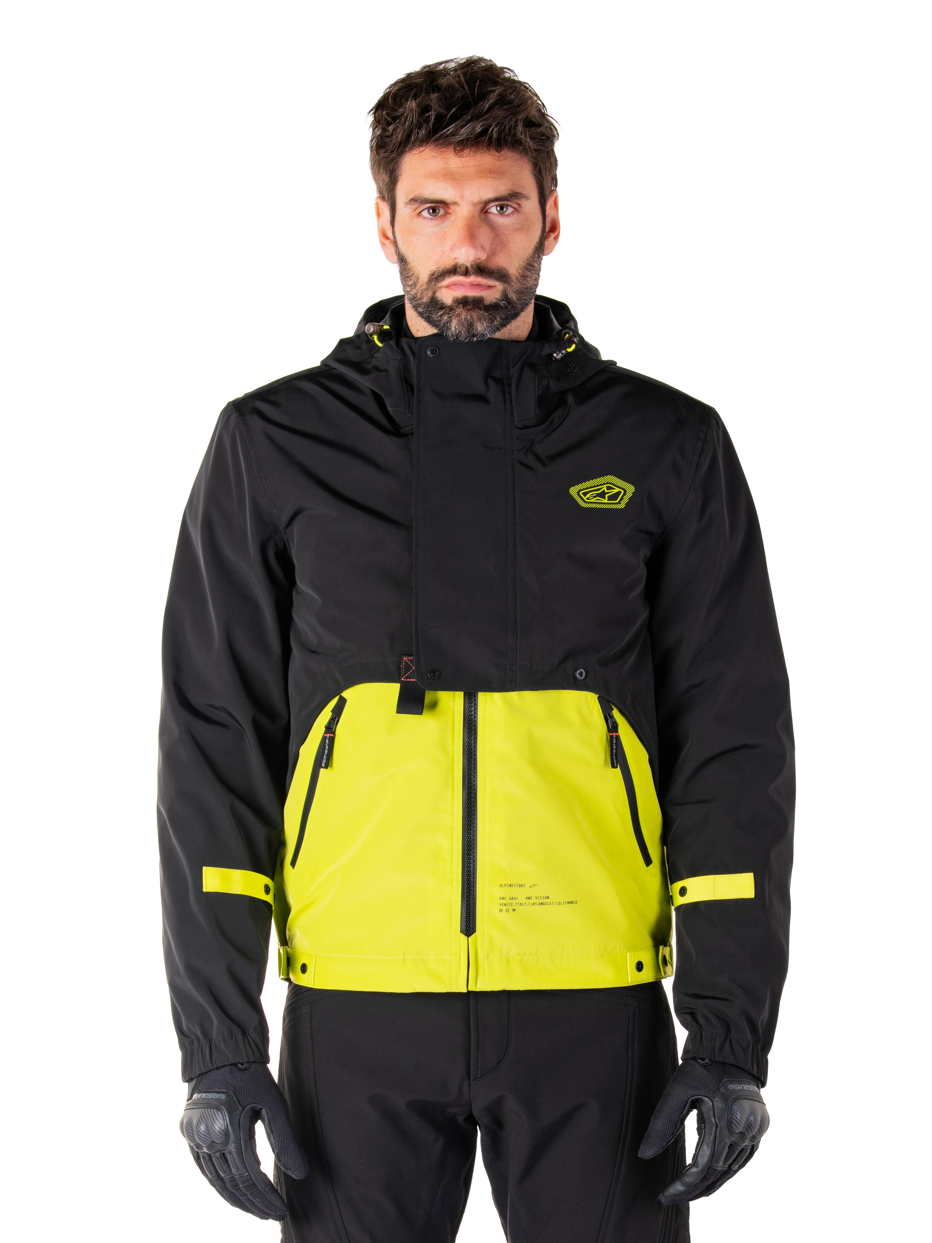 Alpinestars Mootant Waterproof Parka, giacca da moto touring, Lime Punch e nero, design bicolore con cappuccio, parte inferiore giallo brillante e parte superiore nera, cinturini gialli sulle maniche, logo sul petto, stile tecnico modulare