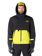 Alpinestars Mootant Waterproof Parka, giacca da moto Lime Punch Black, vista frontale, design modulare 3-in-1 con parte superiore nera e sezione inferiore verde lime brillante, dotata di cappuccio con coulisse e logo sul petto, indossata con pantaloni neri e guanti da moto