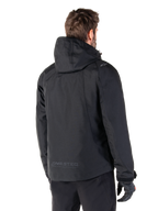 Parka Morush impermeabile Alpinestars, giacca da moto urban nera da uomo, vista posteriore con cappuccio e logo MO.ST.EQ.