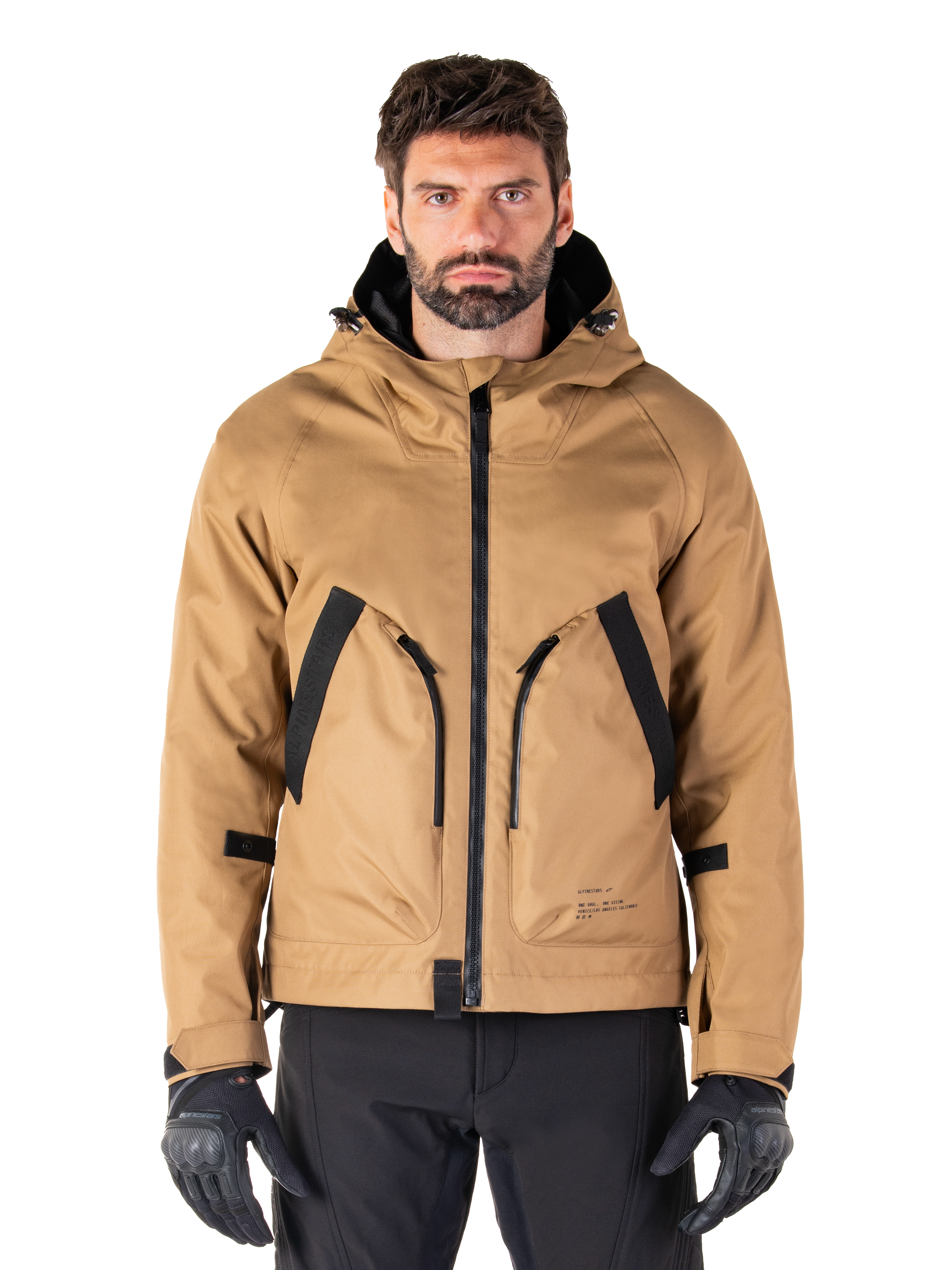 Alpinestars Morush Waterproof Parka, giacca da moto con cappuccio, marrone utility e nero, abbigliamento urban riding, vista frontale con cerniera nera e ampie tasche angolate
