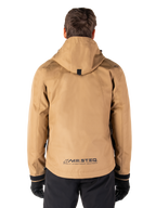 Parka impermeabile Alpinestars Morush, Utility Brown, vista posteriore, con cappuccio e marchio MO.ST.EQ. sulla parte inferiore della schiena, abbinato a pantaloni e guanti neri, abbigliamento da moto moderno ispirato allo streetwear