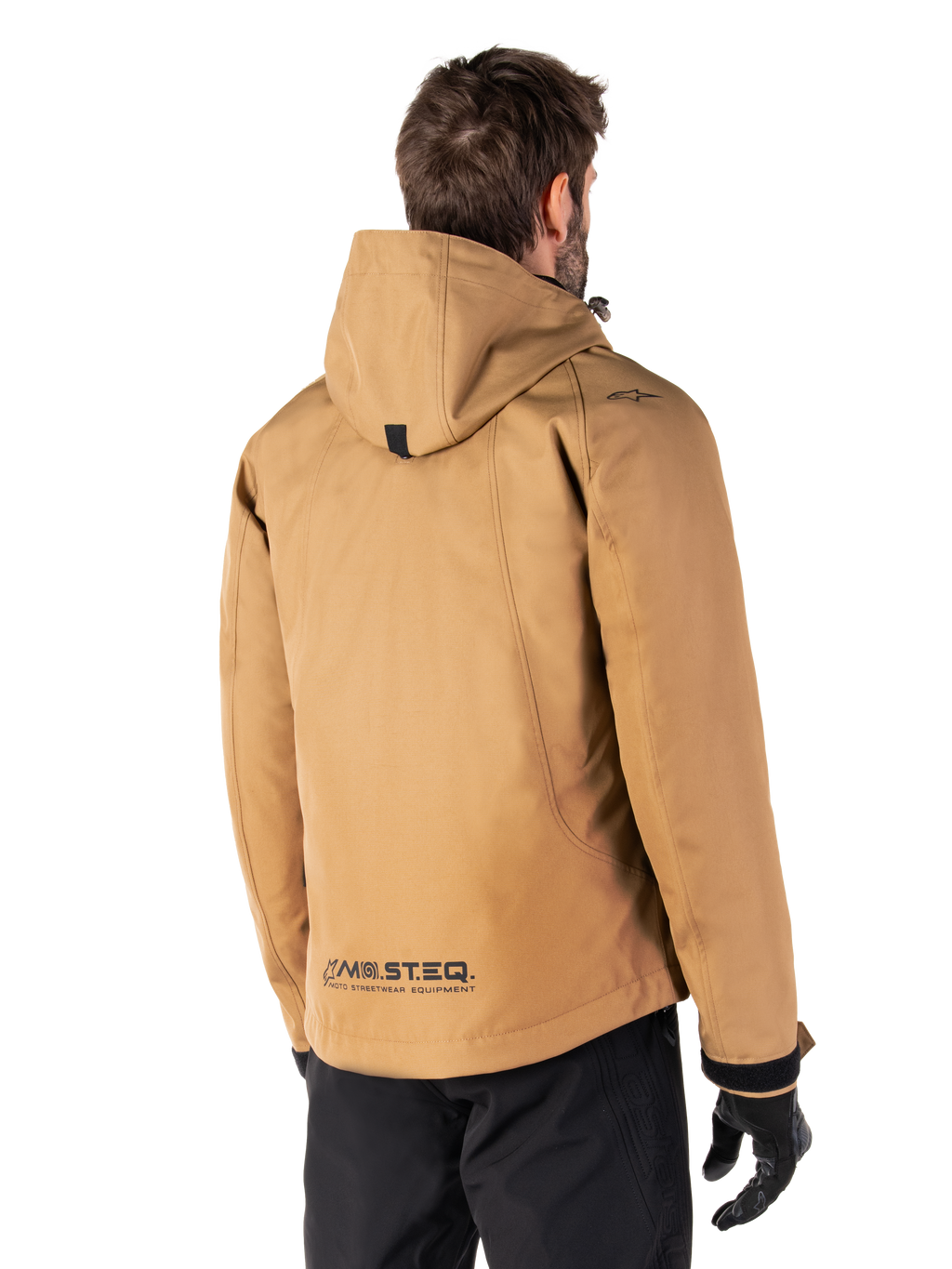Alpinestars Morush Waterproof Parka, giacca da moto, marrone Utility Brown, vista posteriore che mostra il cappuccio e il marchio riflettente MO.ST.EQ., design ispirato allo streetwear urbano con moderna praticità per i motociclisti
