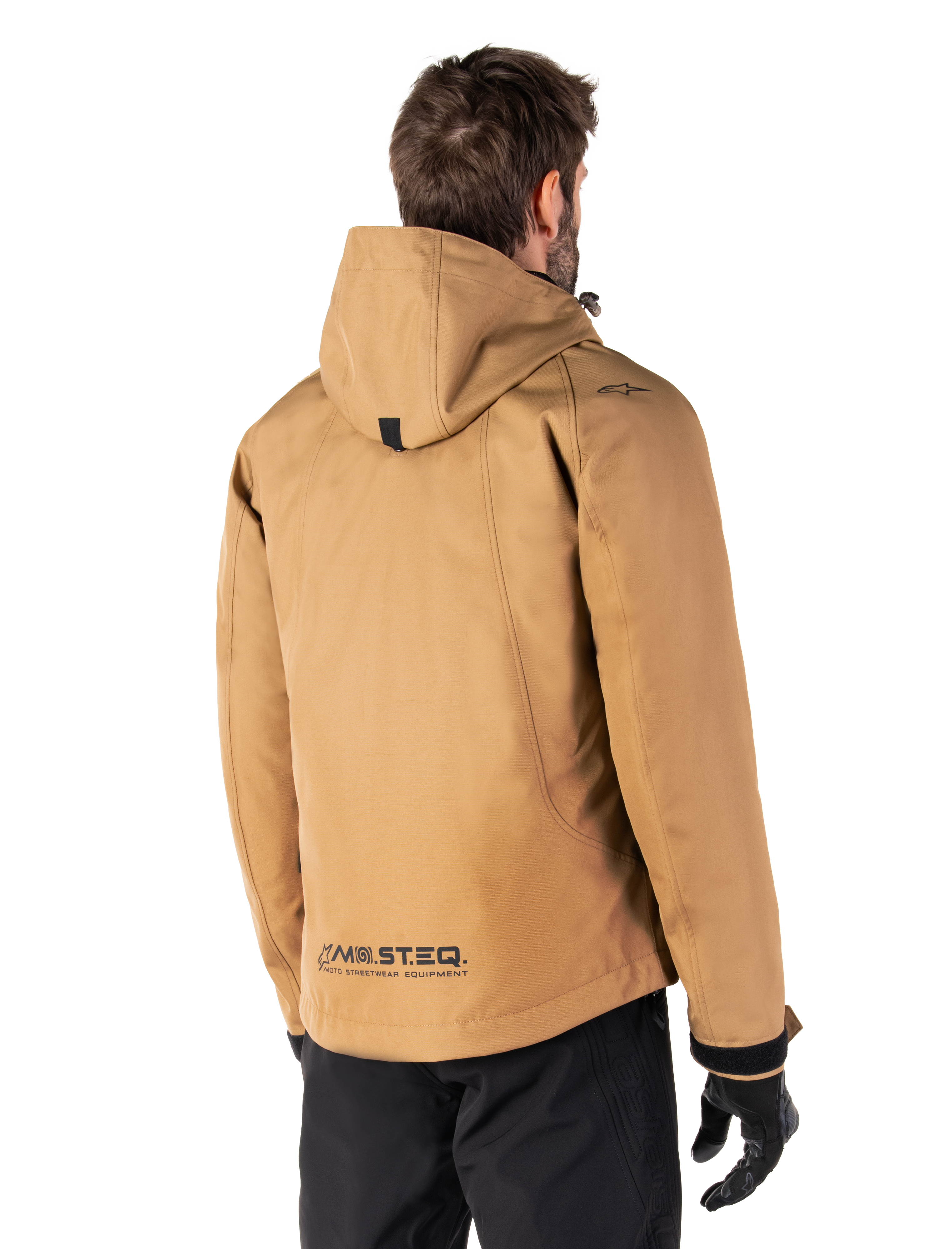Alpinestars Morush Waterproof Parka, giacca da moto, marrone Utility Brown, vista posteriore che mostra il cappuccio e il marchio riflettente MO.ST.EQ., design ispirato allo streetwear urbano con moderna praticità per i motociclisti
