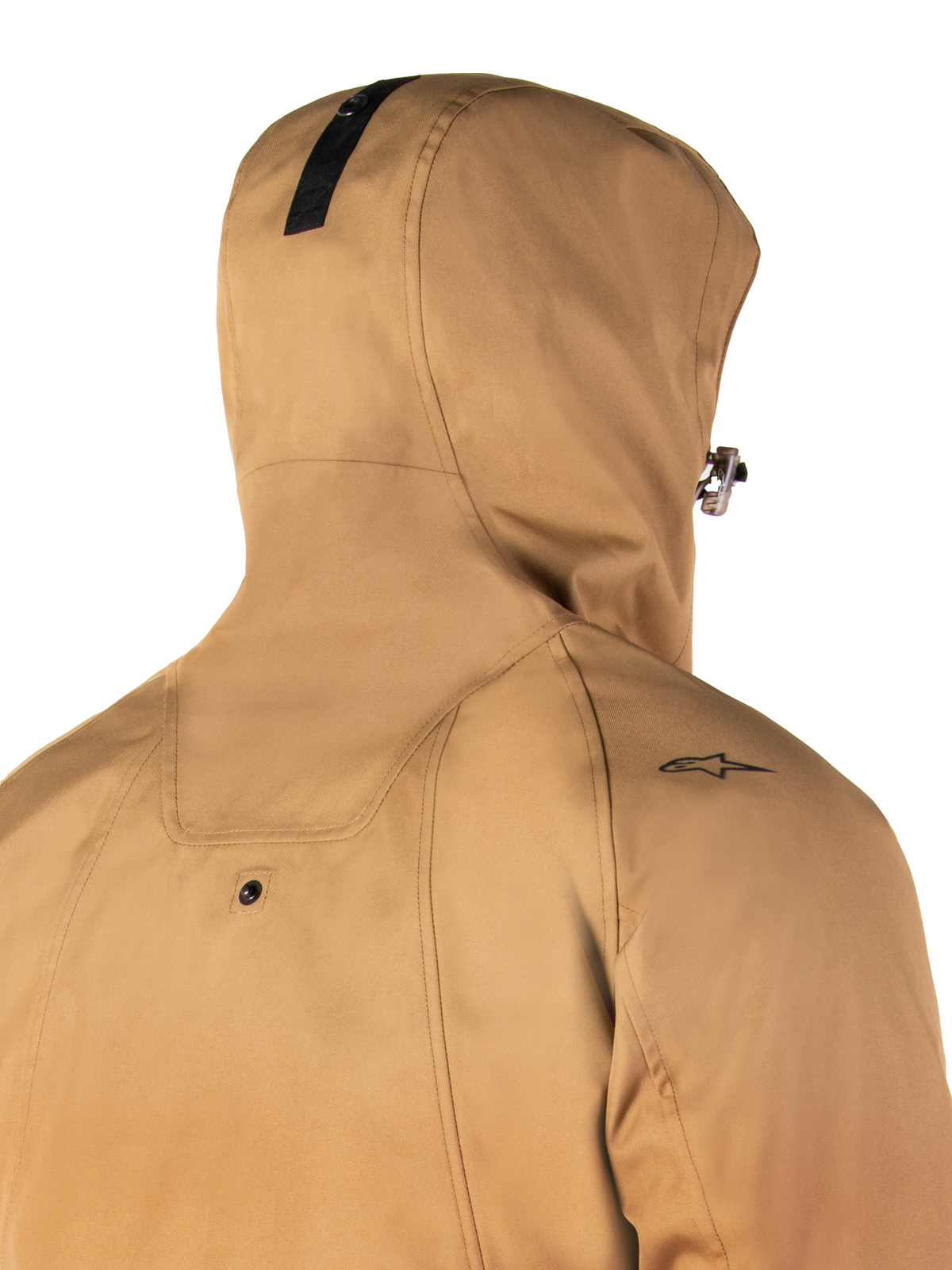 Alpinestars Morush Waterproof Parka, Utility Brown, primo piano della parte posteriore e del cappuccio, con piccolo logo a stella nero sulla spalla e bottone a pressione per l'ancoraggio del cappuccio, giacca da moto urbana impermeabile