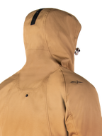 Alpinestars Morush Waterproof Parka, Utility Brown, primo piano della parte posteriore e del cappuccio, con piccolo logo a stella nero sulla spalla e bottone a pressione per l'ancoraggio del cappuccio, giacca da moto urbana impermeabile