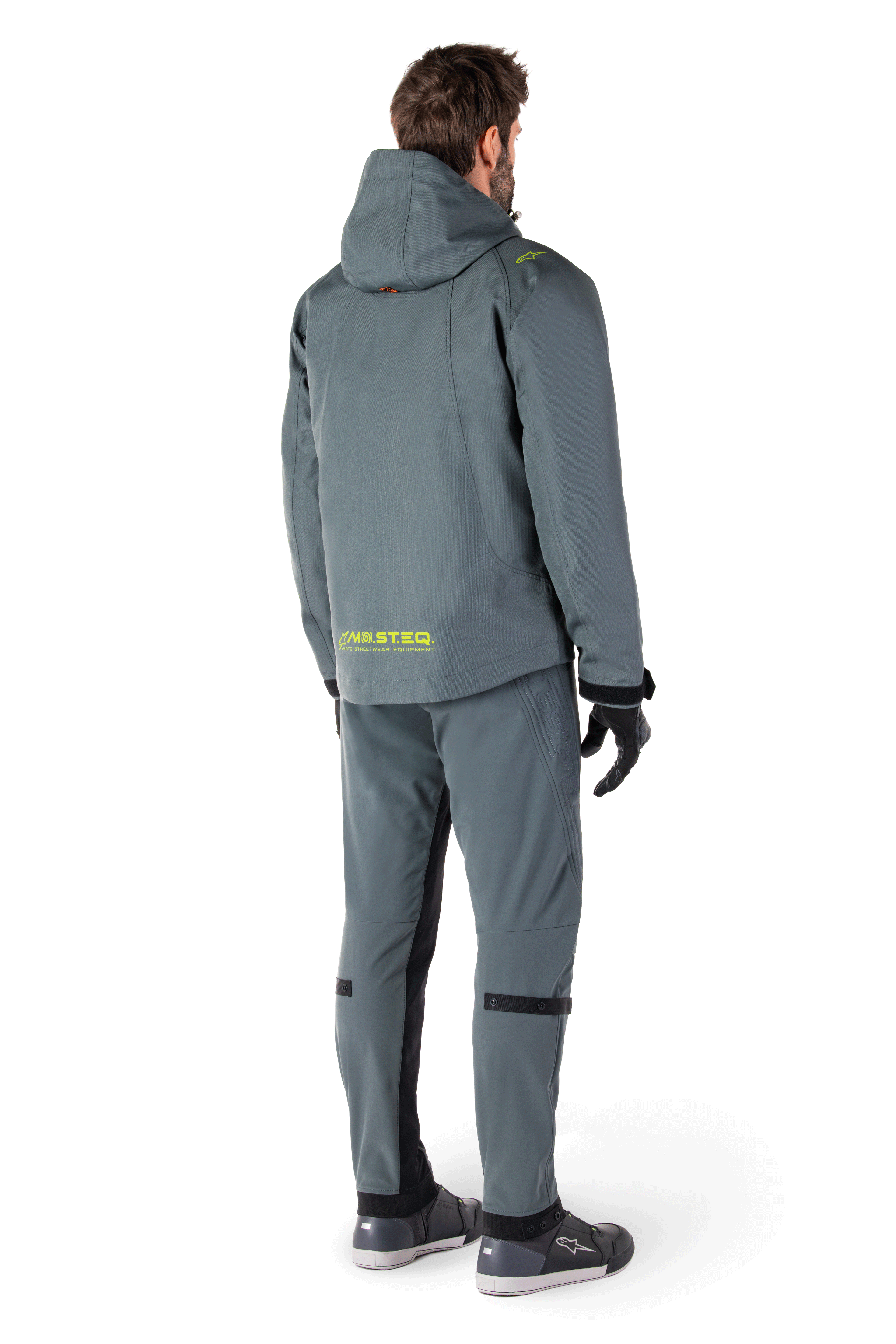 Alpinestars Morush Waterproof Parka in Urban Gray, giacca da moto a taglio lungo dal design ispirato allo streetwear, dotata di cappuccio a prova di maltempo, ampie tasche frontali utility 3D e logo riflettente MO.ST.EQ. sul retro