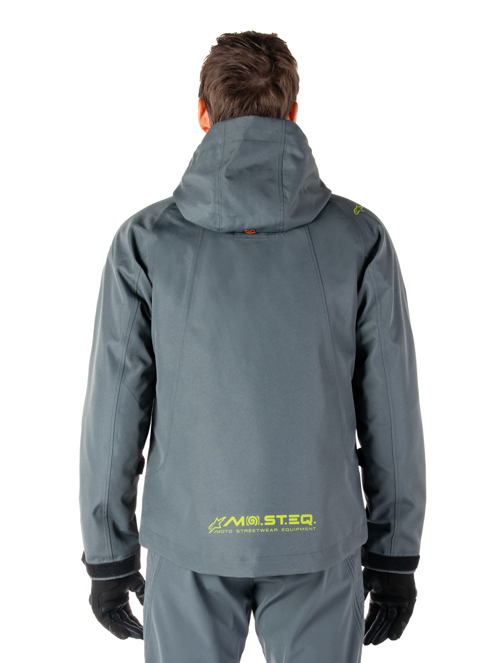 Alpinestars Morush Waterproof Parka, giacca da moto, Urban Gray, vista posteriore che mostra il design con cappuccio e il logo giallo MO.ST.EQ. sulla parte inferiore della schiena, abbigliamento da moto moderno ispirato allo streetwear urbano