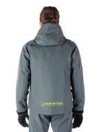 Alpinestars Morush Waterproof Parka, giacca da moto, Urban Gray, vista posteriore che mostra il design con cappuccio e il logo giallo MO.ST.EQ. sulla parte inferiore della schiena, abbigliamento da moto moderno ispirato allo streetwear urbano