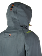 Alpinestars Morush Waterproof Parka, Urban Gray, vista posteriore dettagliata del cappuccio con sistema di ancoraggio a bottoni a pressione e dettagli arancioni, logo sulla spalla verde lime, streetwear motociclistico urbano impermeabile