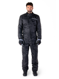 Alpinestars Hurricane Rain V2 Suit, tuta antipioggia integrale da moto nera, abbigliamento protettivo impermeabile con collo alto e chiusura frontale antipioggia, con logo bianco sul petto, indossata con guanti e stivali neri e grigi