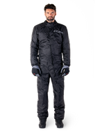 Alpinestars Hurricane Rain V2 Suit, tuta antipioggia integrale da moto nera, abbigliamento protettivo impermeabile con collo alto e chiusura frontale antipioggia, con logo bianco sul petto, indossata con guanti e stivali neri e grigi