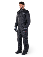 Tuta Alpinestars Hurricane Rain V2, nero, tuta antipioggia integrale da moto impermeabile, indossata con guanti e stivali, con logo Alpinestars riflettente sul petto, design leggero per la protezione in caso di pioggia