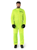 Alpinestars Hurricane Rain V2 Suit, tuta antipioggia da moto, giallo fluo, modello che indossa protezione integrale con guanti e stivali neri, colletto alto con patta antipioggia frontale, logo riflettente sul petto, abbigliamento impermeabile ad alta visibilità