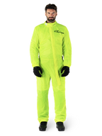 Alpinestars Hurricane Rain V2 Suit, tuta antipioggia da moto, giallo fluo, modello che indossa protezione integrale con guanti e stivali neri, colletto alto con patta antipioggia frontale, logo riflettente sul petto, abbigliamento impermeabile ad alta visibilità