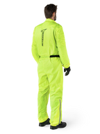 Alpinestars Hurricane Rain V2 Suit, Giallo Fluo, vista posteriore di un pilota che indossa una tuta antipioggia da moto intera, con logo Alpinestars nero sulla schiena, cintura nera in vita e strisce riflettenti sulla parte inferiore delle gambe, indossata con guanti e stivali neri
