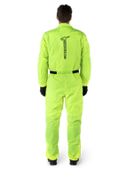 Tuta Alpinestars Hurricane Rain V2, tuta antipioggia da moto intera, giallo fluo, vista posteriore con marchio Alpinestars nero verticale, vita e polsini elasticizzati, indossata con guanti e stivali neri, abbigliamento tecnico impermeabile e antivento