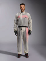 Alpinestars Kart Rain Suit, trasparente, sovratuta impermeabile trasparente indossata da un modello, cerniera asimmetrica nera e logo sul petto, tuta da corsa rossa e bianca visibile sotto, guanti neri e verde neon e stivali da corsa neri
