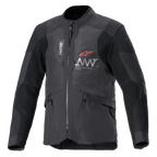 Alpinestars AMT-7 Air Jacket, giacca da moto, nero e Dark Shadow, pannelli di ventilazione in mesh MATRYX sul petto, logo a stella rosso con marchio AMT argento, tasche cargo anteriori con zip, design in tessuto per adventure e road touring
