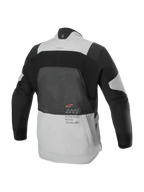 Giacca Alpinestars AMT-7 Air, vista posteriore, Tan e Dark Shadow, giacca tecnica da moto con ampio pannello in rete MATRYX® sulla schiena, scritta 'Alpinestars Motion Technology' e logo rosso, progettata per l'adventure touring estivo