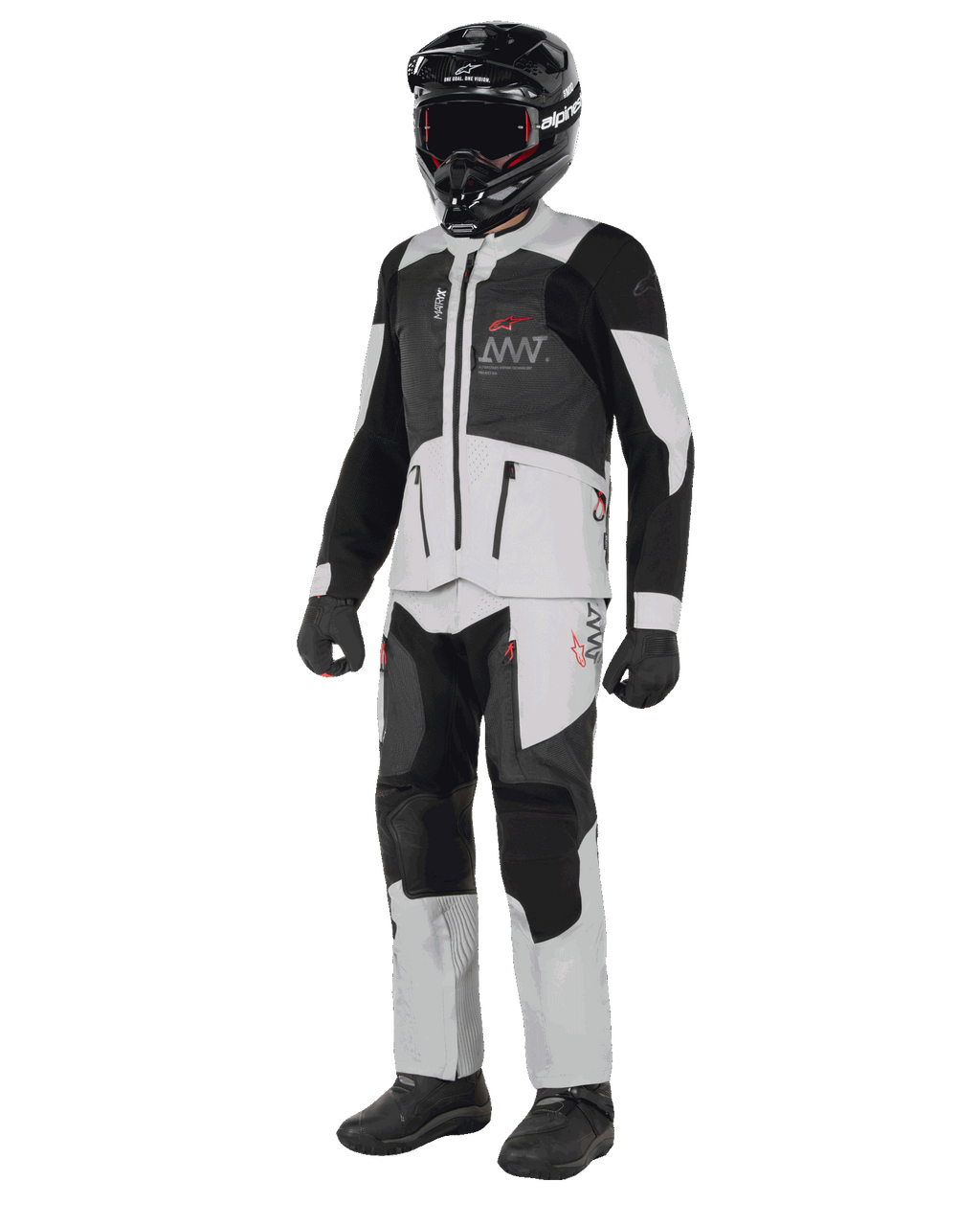 Giacca Alpinestars AMT-7 Air, Bianco e Dark Shadow, giacca da moto adventure con pannelli di ventilazione MATRYX, indossata con pantaloni abbinati, casco nero e guanti, vista a figura intera di abbigliamento tecnico professionale.