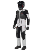 Giacca Alpinestars AMT-7 Air, Bianco e Dark Shadow, giacca da moto adventure con pannelli di ventilazione MATRYX, indossata con pantaloni abbinati, casco nero e guanti, vista a figura intera di abbigliamento tecnico professionale.
