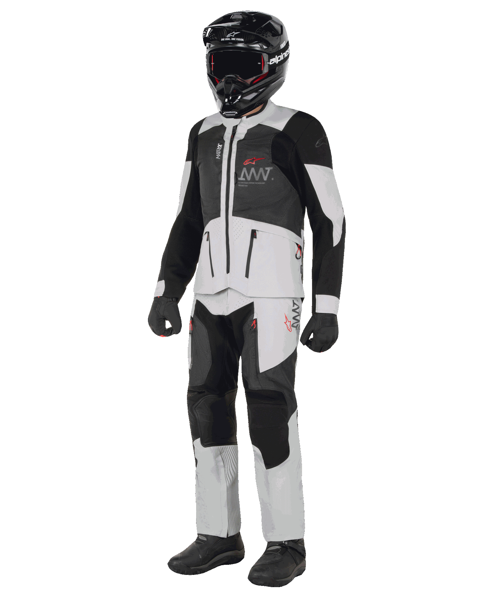 Giacca Alpinestars AMT-7 Air, Bianco e Dark Shadow, giacca da moto adventure con pannelli di ventilazione MATRYX, indossata con pantaloni abbinati, casco nero e guanti, vista a figura intera di abbigliamento tecnico professionale.