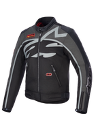 Giacca Alpinestars Axton, giacca da moto, Nero Antracite Rosso Mandarino, con un grande logo grigio avvolgente sul petto, patch rosse con marchio, costruzione in tessuto e pelle, design d'ispirazione racing vintage per la guida urbana e su strada