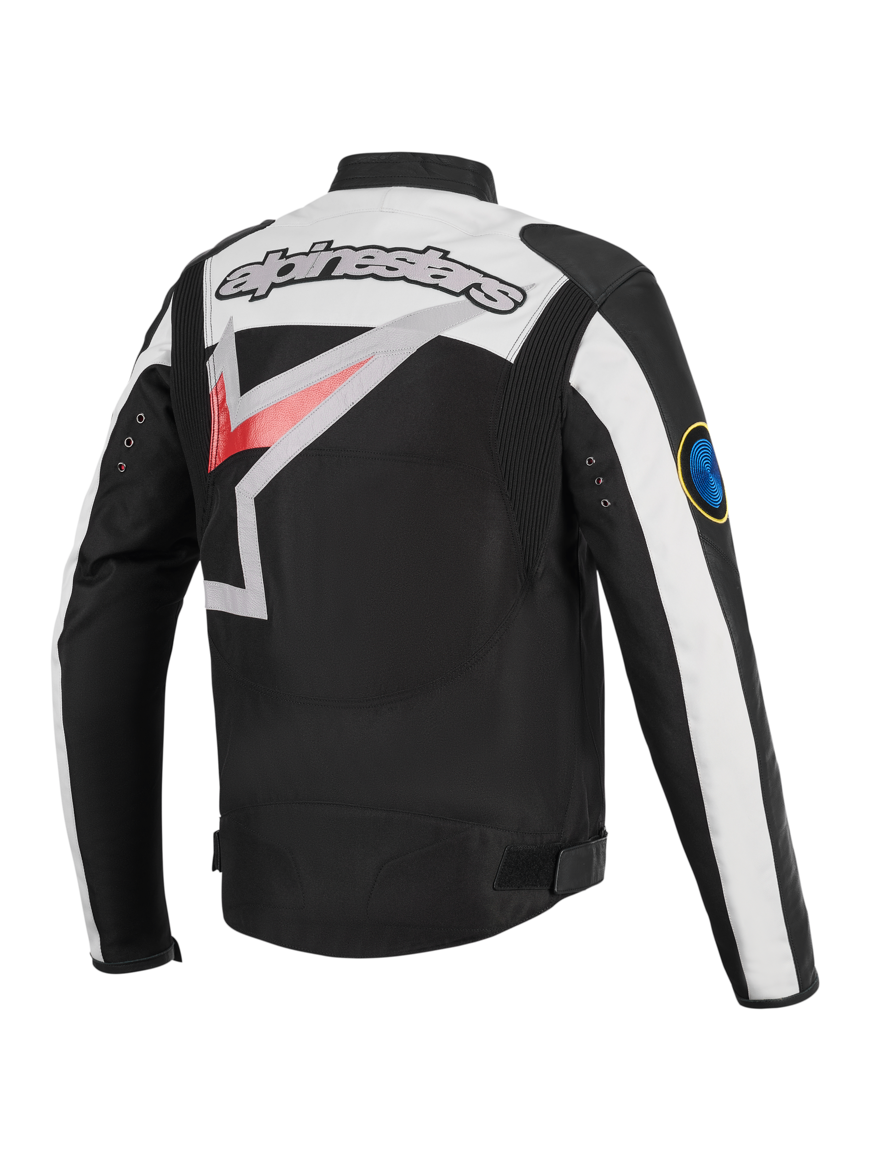 Giacca Alpinestars Axton, giacca da moto, nero, bianco panna e rosso acceso, vista posteriore con grande logo Alpinestars avvolgente, pannelli a fisarmonica sulle spalle e dettagli con occhielli in metallo, estetica racing di ispirazione vintage.