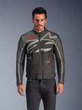 Alpinestars Axton Jacket, giacca da moto urbana da uomo, nero e antracite con accenti rossi, con una grande grafica grigio chiaro avvolgente, patch con logo rosso sul petto e sulla tasca, zip frontale e polsini con cerniera, design racing d'ispirazione vintage per uso stradale