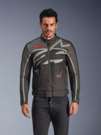 Alpinestars Axton Jacket, giacca da moto urbana da uomo, nero e antracite con accenti rossi, con una grande grafica grigio chiaro avvolgente, patch con logo rosso sul petto e sulla tasca, zip frontale e polsini con cerniera, design racing d'ispirazione vintage per uso stradale