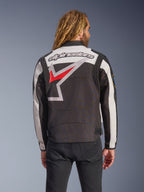 Giacca Alpinestars Axton, giacca da moto, nero, bianco sporco e rosso brillante, vista posteriore con un grande logo a stella avvolgente e scritta del marchio, design d'ispirazione vintage racing con pannelli a fisarmonica sulle spalle e regolatori in vita