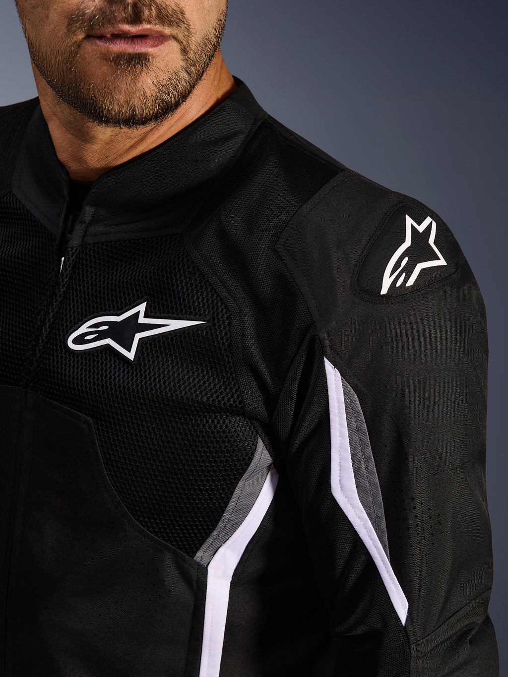 Giacca Alpinestars AST V3 Air, giacca da moto in tessuto, nero grigio scuro bianco, primo piano con pannelli in mesh, logo Alpinestars bianco su petto e spalla e slider esterni sulle spalle DFS GP Lite Evo