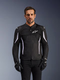 Giacca Alpinestars AST V3 Air, giacca da moto, nero, grigio scuro e bianco, indossata da un uomo con guanti neri coordinati, dotata di pannelli in mesh tecnico per la ventilazione e costruzione sport-fit per la guida in climi caldi