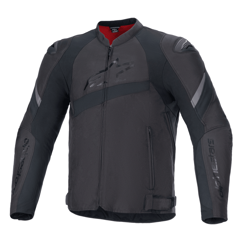 Alpinestars T-GP Plus R V4 Jacket, giacca da moto in tessuto nero, logo Alpinestars goffrato sul petto, strisce riflettenti grigie, fodera interna rossa sul colletto, vestibilità Sport con spalle e gomiti imbottiti, design stile racing
