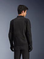 Giacca Alpinestars Aeroshell Airflow, Black Anthracite, vista posteriore di giacca da moto sportiva con zone di ventilazione perforate al laser e pannelli in mesh 2D, parte posteriore allungata per una maggiore copertura, indossata con guanti da guida neri