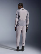 Giacca Alpinestars Aeroshell Airflow, Mid Gray Anthracite, vista posteriore su un modello, con pannelli in rete tecnica e zone di ventilazione perforate al laser, indossata con pantaloni grigi abbinati e attrezzatura da moto nera, design dal taglio sportivo per alte prestazioni.