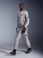 Giacca Alpinestars Aeroshell Airflow in Mid Gray Anthracite, indossata da un modello con pantaloni da moto grigi coordinati e guanti neri, caratterizzata da ventilazione sul petto perforata al laser e design dal taglio sportivo.