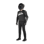 Motociclista con indosso la giacca Alpinestars T-GP Plus R V4 Airflow in nero e bianco, giacca da moto in tessuto con pannelli in rete e logo Alpinestars bianco, abbinata a un casco nero, guanti da moto neri, pantaloni neri e scarpe nere
