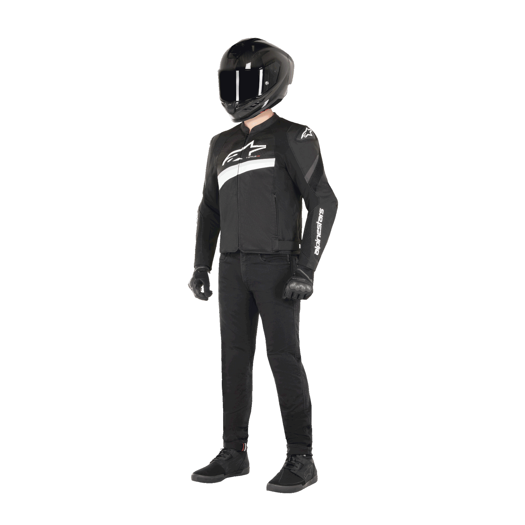 Motociclista con indosso la giacca Alpinestars T-GP Plus R V4 Airflow in nero e bianco, giacca da moto in tessuto con pannelli in rete e logo Alpinestars bianco, abbinata a un casco nero, guanti da moto neri, pantaloni neri e scarpe nere