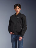 Alpinestars Flight Air Jacket, giacca da moto urbana nera, indossata da un uomo con jeans blu, caratterizzata da un'estetica stile bomber con pannelli in mesh, cerniera frontale e logo bianco sul petto, progettata per la guida urbana in climi caldi