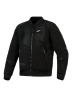 Giacca Alpinestars Flight Air in nero, giacca da moto in stile bomber urbano con pannelli in mesh 3D ad alta ventilazione, rinforzi in polyfabric, piccolo logo bianco sul petto e colletto e polsini a coste elasticizzate.