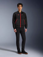 Giacca Alpinestars Flight Air in Nero e Rosso Brillante, giacca da moto urbana in stile bomber con pannelli in mesh 3D e vivaci cerniere rosse, indossata da un modello con pantaloni neri slim-fit e sneakers nere, abbigliamento da moto contemporaneo d'ispirazione street