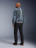 Alpinestars Flight Air Jacket, giacca da moto Storm Gray, vista posteriore, con pannelli di ventilazione in mesh 3D e marchio Alpinestars bianco verticale, indossata con pantaloni neri e sneakers nere, stile urban commuter