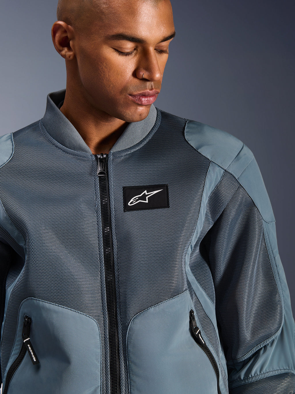 Giacca Alpinestars Flight Air, Storm Gray, giacca da moto urbana con pannelli in mesh 3D e colletto a costine stile bomber, patch nera con logo Alpinestars sul petto, tessuto tecnico traspirante per la guida in climi caldi